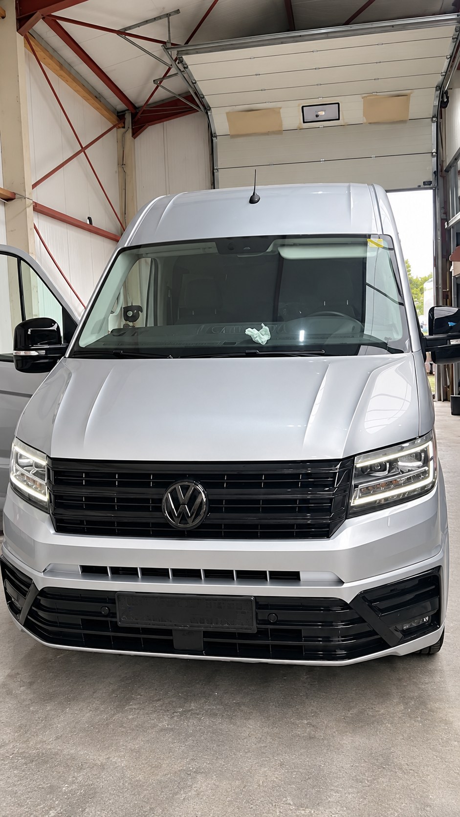Zilveren Volkswagen Crafter in de werkplaats