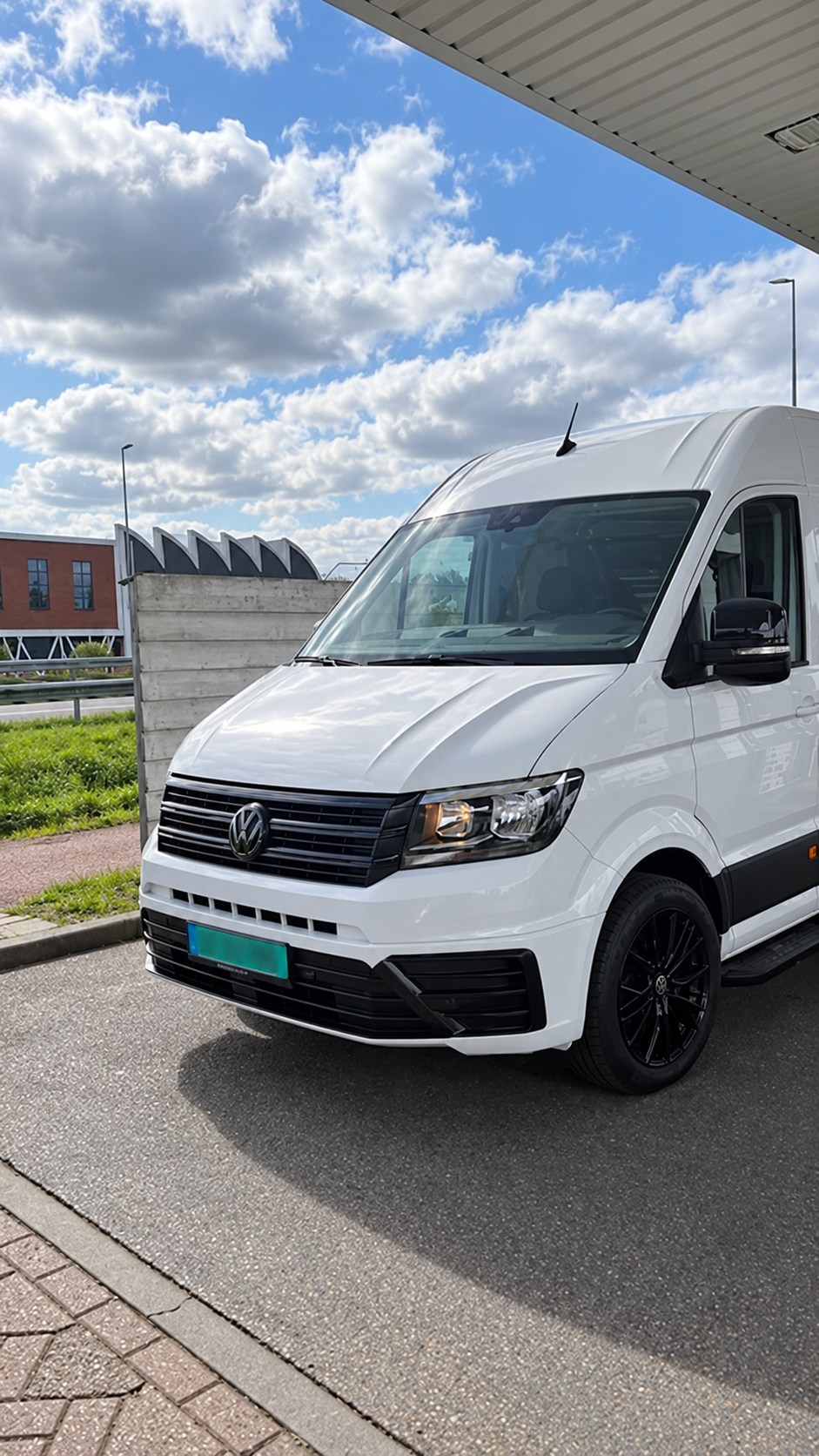 Witte Volkswagen Crafter voor de garage
