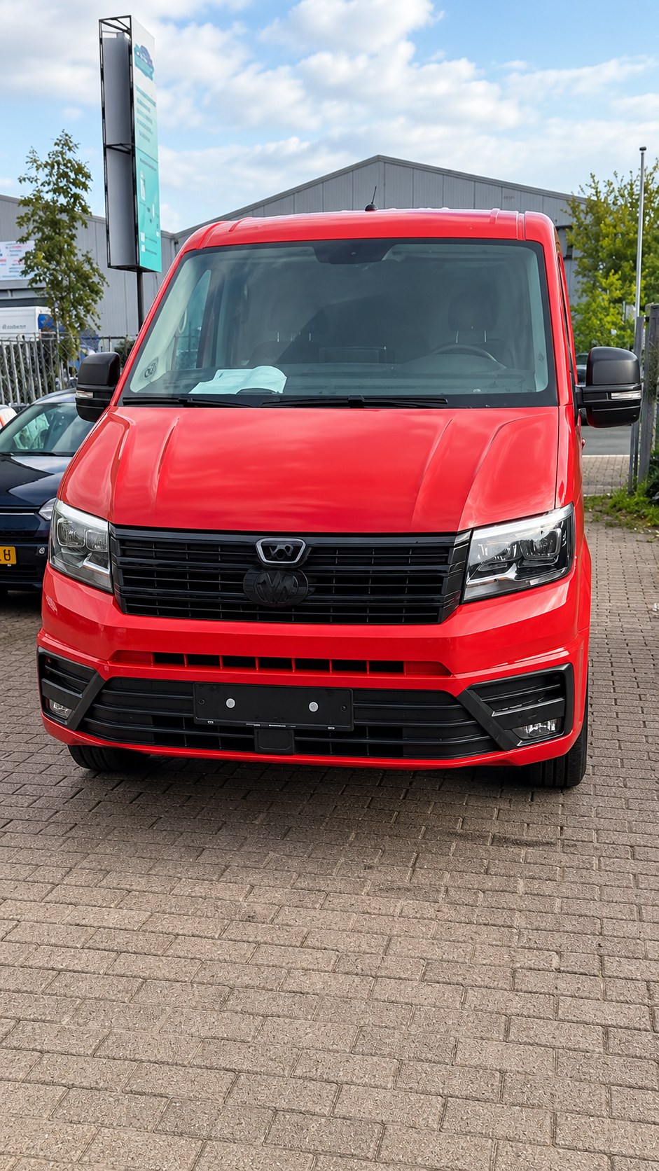 Rode Volkswagen Crafter op het terrein