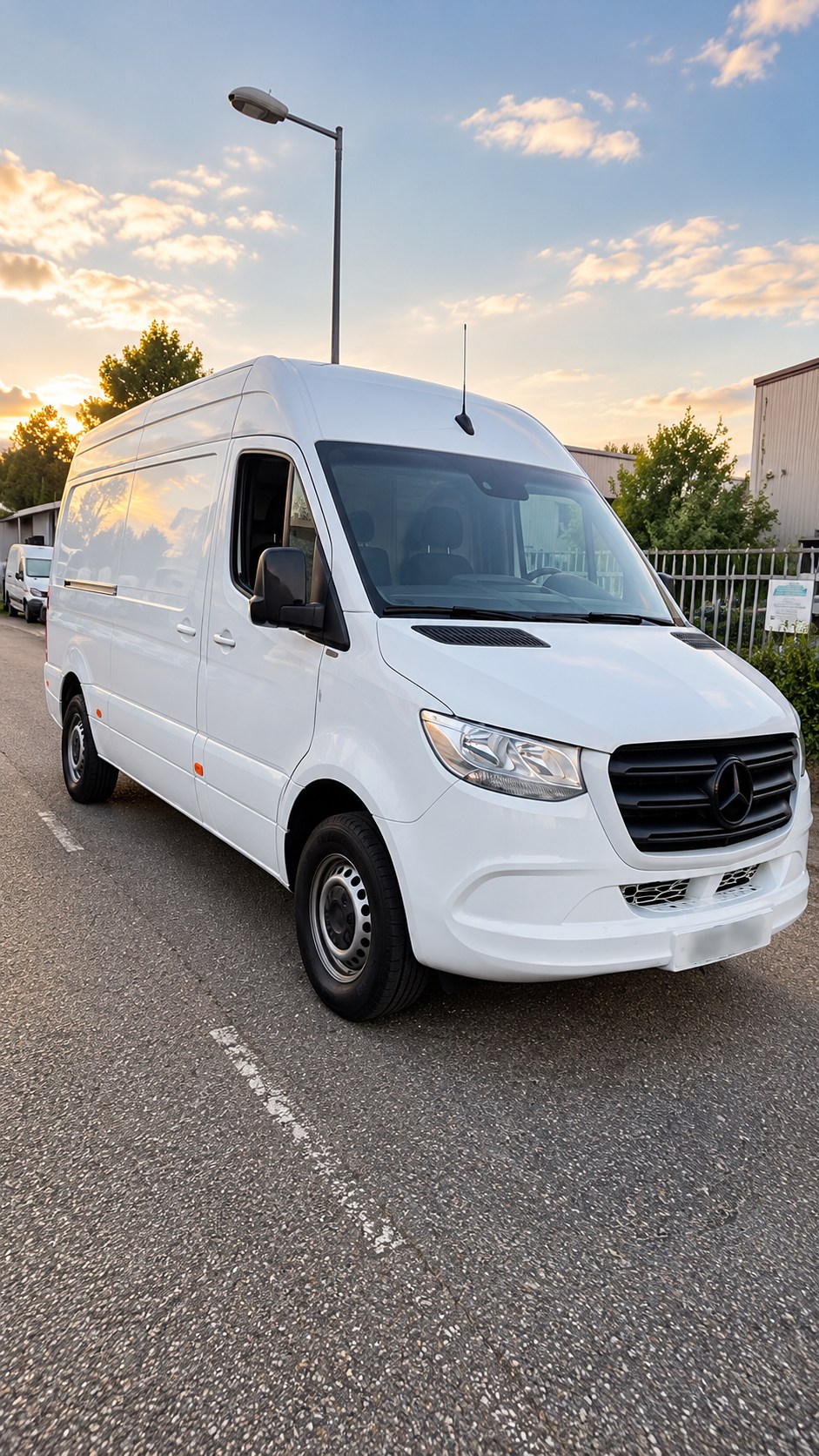 Witte Mercedes Sprinter op het terrein bij Garage Turkuaz