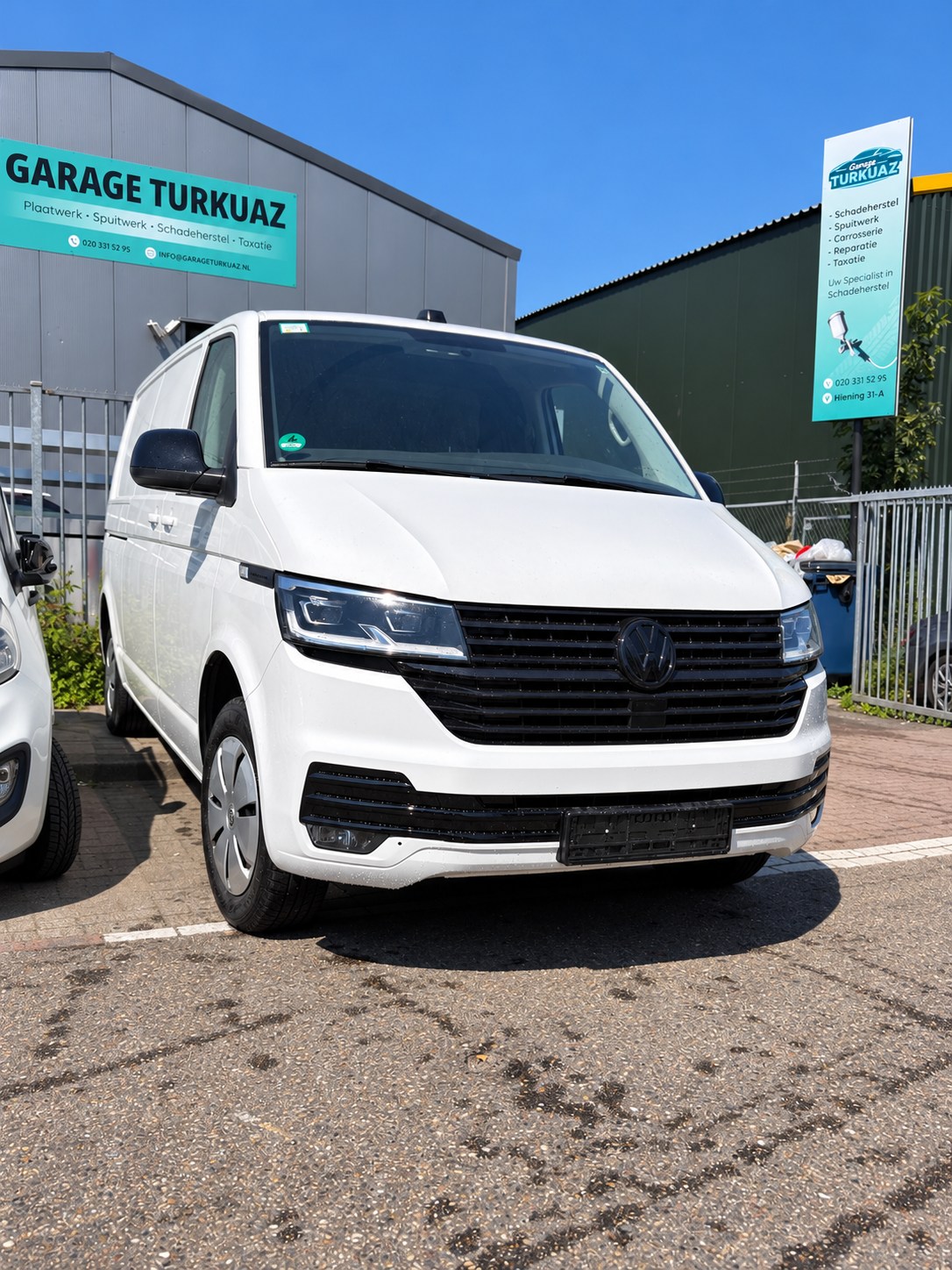 Witte Volkswagen Transporter voor Garage Turkuaz