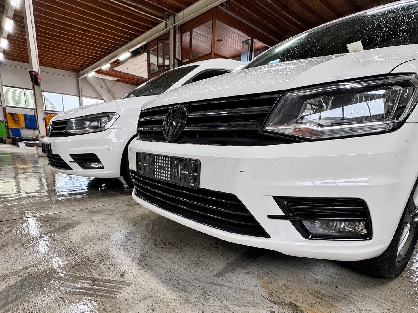 Twee witte Volkswagens in de werkplaats